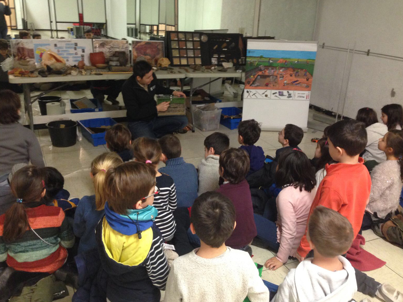 Niños jugando a ser arqueologos