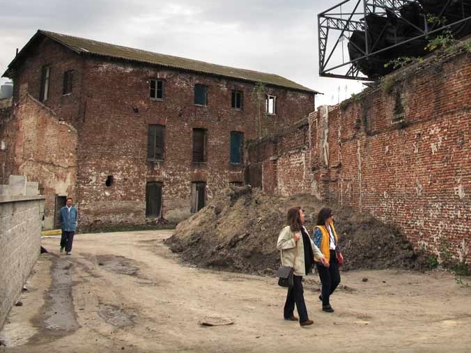 Personas visitan la Barraca