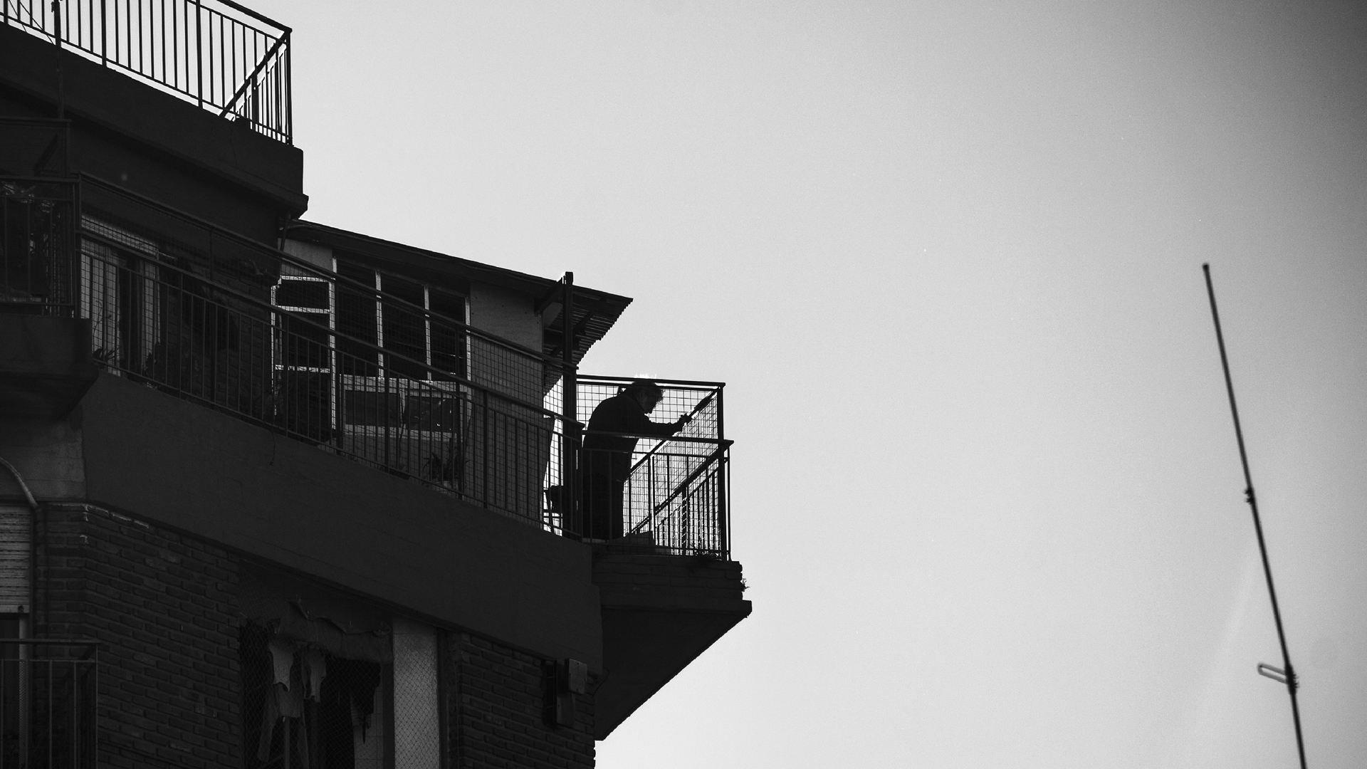 Imagen señora en un balcón