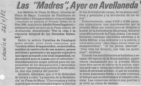 Fotografía de recorte de diario; Las madres, ayer en Avellaneda, 26 de noviembre 1982, Diario Crónica