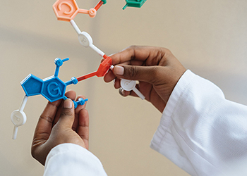 manos agarrando enlaces químicos