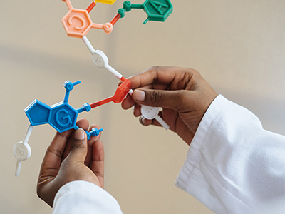 manos agarrando enlaces químicos