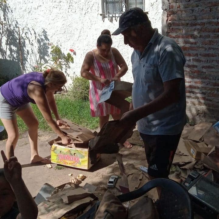 El equipo juntando un poco del cartón que recibimos