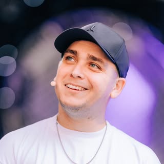 Lucho es un comediante con discapacidad que se permitió hacer comedia con eso e invitar a que más gente se sume