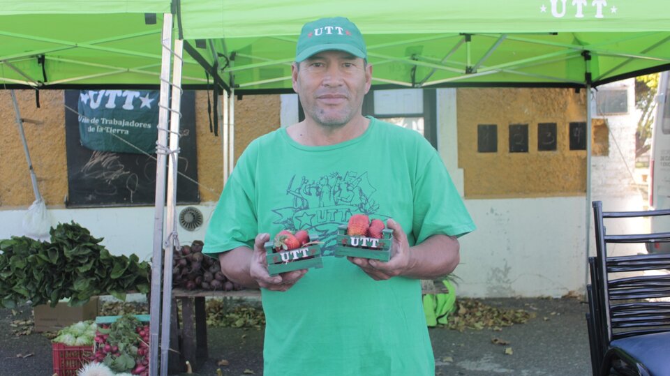 Vecinos comprando productos frescos