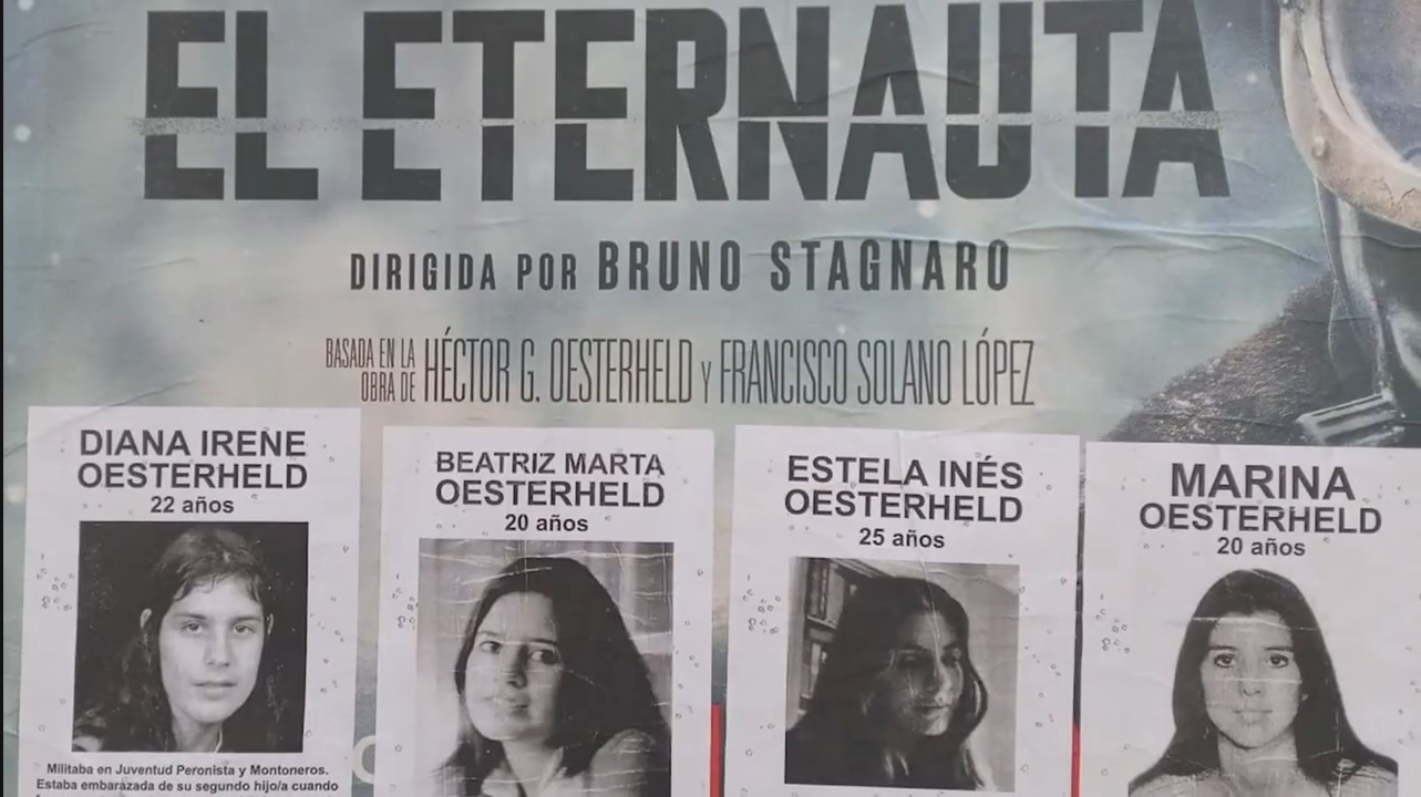 Cartel promocional intervenido con mensajes de memoria