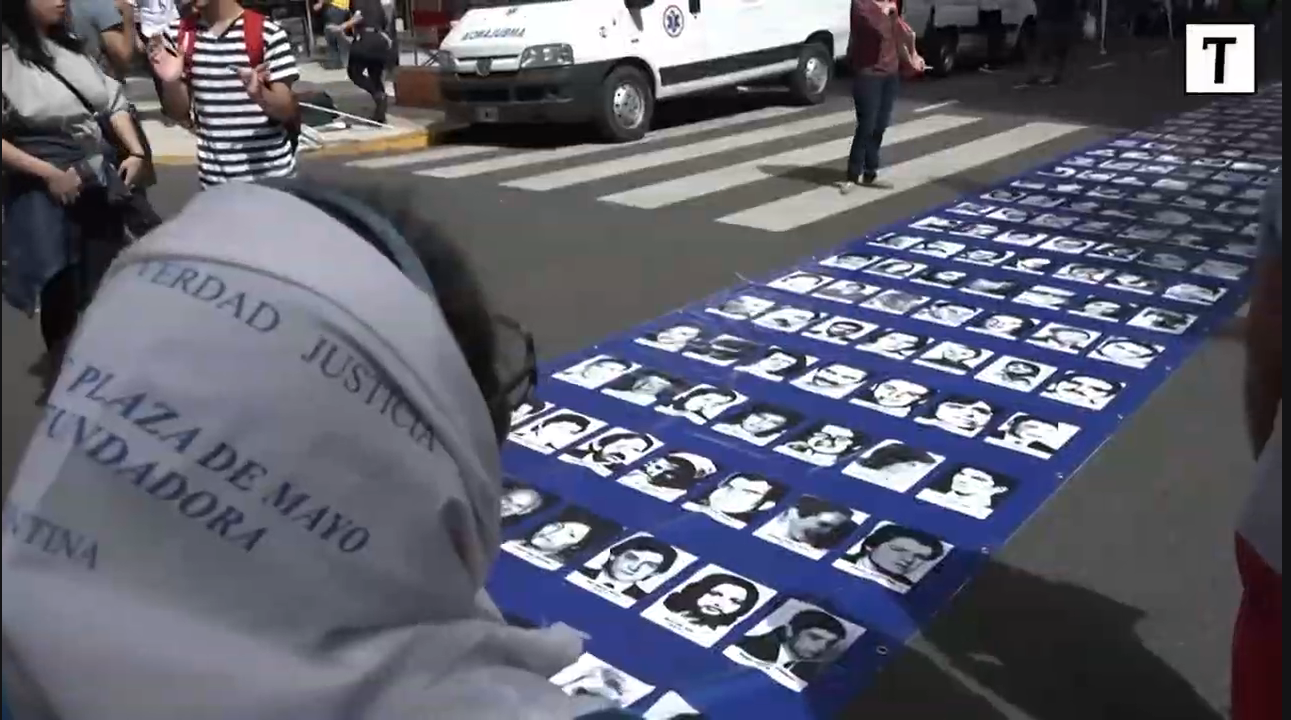 Manifestación del 24 de Marzo con banderas y carteles