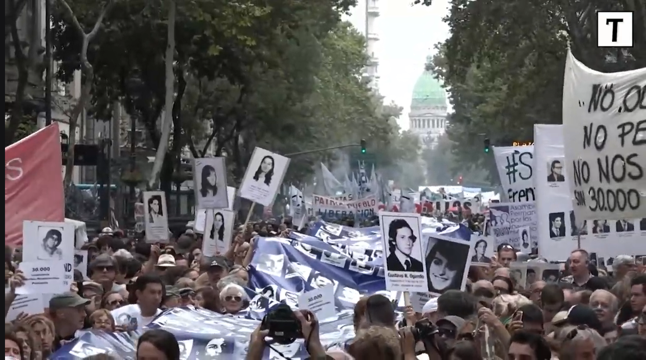 Carteles con leyendas en una manifestación del 24 de Marzo