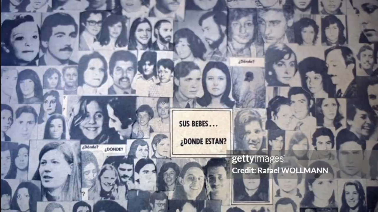 Cartel con la pregunta '¿Dónde están?' en una manifestación