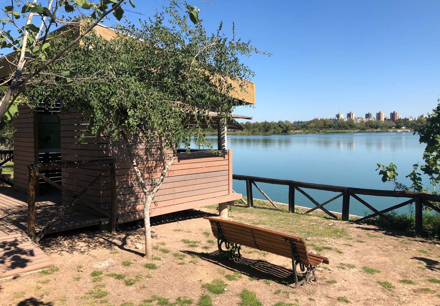 Deck elevado con vista al lago