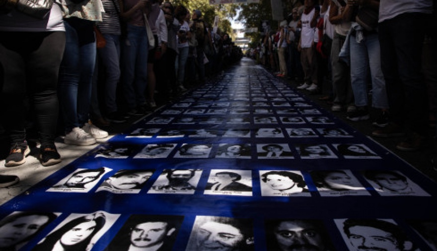 Madres y abuelas de plaza de mayo aún en silla de ruedas marchando.