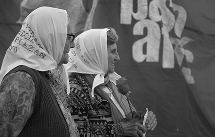 Madres con una rosa en la mano