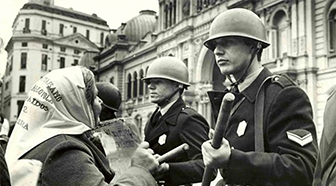 Madre frente a soldado