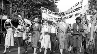 Madres marchando